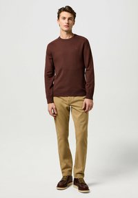 Wrangler REGULAR FIT - Strickpullover - mahogany
