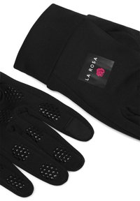 Svarta handskar med en slät tygutsida och texturerade grepp på fingertopparna. Har en logotypapplikation i rosa på svart.