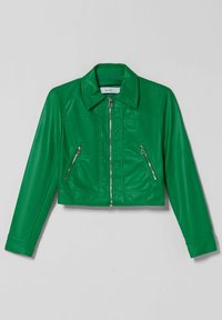 Giacca cropped in ecopelle verde con colletto, zip frontale e due tasche laterali con zip. Tessuto liscio e vestibilità sartoriale.