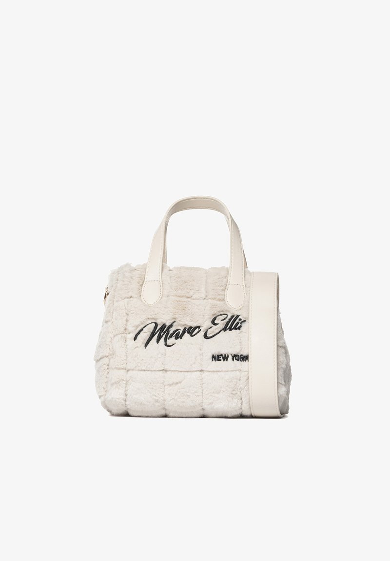 Witte pluche handtas met gewatteerde textuur, leren handvatten en zijriem. Voorzien van zwart geborduurd logo "Marc Ellis" en "NEW YORK".