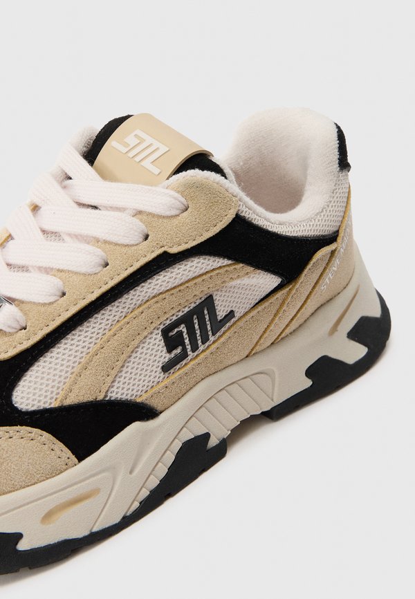 SNEAK PEAK - Trainers4