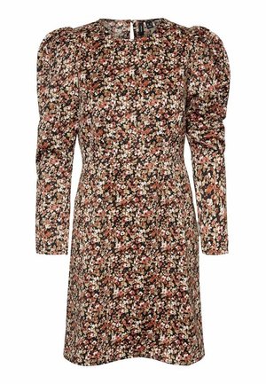 Kwiatowa sukienka z bufkami, z czarnym tłem i skomplikowanymi wzorami różowych, białych i brązowych kwiatów; zamek błyskawiczny z tyłu.