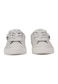 Baskets gris clair avec une tige en cuir lisse, fermeture à lacets et des détails perforés subtils sur les côtés. Les semelles en caoutchouc offrent une bonne adhérence.