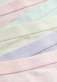 Pastellfärgade tygremmar i rosa, grön, krämfärgad och lavendel, med en mjuk textur och en jämn finish samt jämna sömmar längs kanterna.
