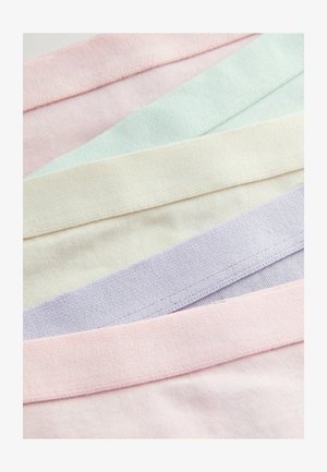 Tiras de tela en tonos pastel de rosa, verde, crema y lavanda, con una textura suave, un acabado liso y costuras uniformes a lo largo de los bordes.