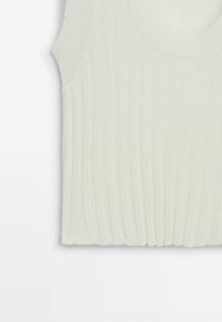 Haut blanc sans manches en maille côtelée avec encolure arrondie et larges bretelles, posé à plat sur un fond blanc.