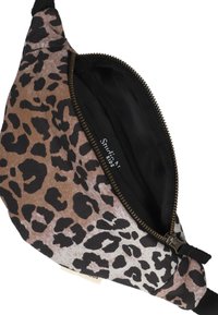 Leopardprint heupzak in bruin en zwart stof. Heeft een ritssluiting, zwarte voering en een verstelbare band voor een veilige pasvorm.