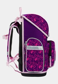 Zaino viola con motivi rosa di ferri di cavallo e foglie, dotato di molteplici scomparti, schienale in rete e spallacci regolabili.