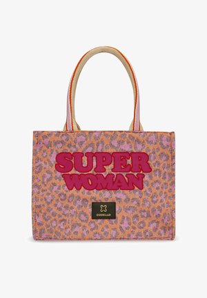 Sac à main en tissu imprimé léopard orange et rose, arborant "SUPER WOMAN" en lettres roses audacieuses, complété par des poignées de couleur claire.