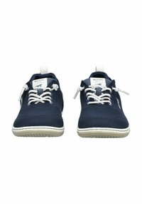 Námořnické modré tenisky s texturovaným textilním svrškem, bílými tkaničkami, bílou podrážkou se decentními vzory a značkovou etiketou na jazyku.