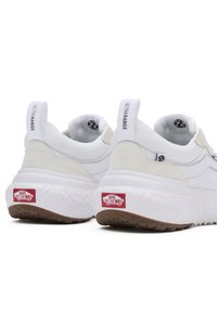 Paire de baskets blanches Vans Ultrarange vues de dos, avec des semelles épaisses, des languettes au talon et des logos rouges Vans.