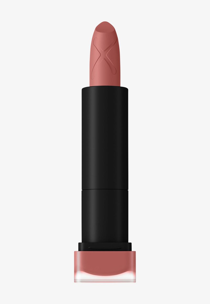 Matte Lippenstift in einer abgerundeten Bullet-Form, mit einer rosafarbigen Nude-Farbe. Schwarzes Gehäuse mit einem transparenten Boden. Gemusterte Oberflächenstruktur.