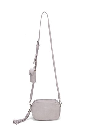Kleine lichtgrijze suède crossbodytas met verstelbare riem, bevestigd afneembaar tasje en een tassel detail aan één zijde.