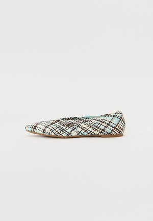 Scarpa piatta intrecciata con punta a mandorla, caratterizzata da un motivo multicolore in marrone, bianco e blu, e una tomaia testurizzata e flessibile.