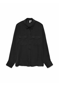 Camicia nera a maniche lunghe con bottoni, colletto appuntito e due tasche con pattina sul petto, mostrata distesa su uno sfondo bianco.