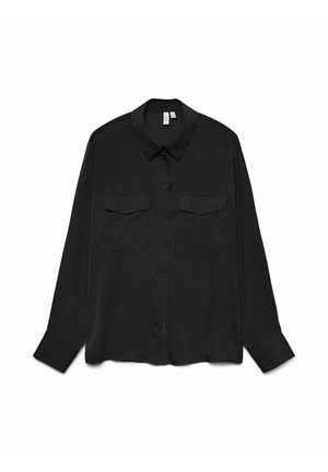 Melna garām piedurknēm ar pogām aiztaisāma krekls ar smailu apkakli un divām atloku kabatām uz krūtīm, izvietots plakani uz balta fona.