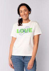 Witte katoenen t-shirt met een ontspannen pasvorm, featuring een kleurrijk grafisch ontwerp met groene tekst en speelse handillustraties.