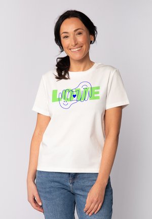 T-shirt blanc en coton avec une coupe décontractée, ornée d'un design graphique coloré comprenant du texte vert et des illustrations de mains ludiques.
