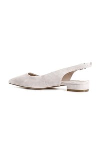 Scarpa slingback in suede grigio chiaro con punta affusolata, dettaglio ritagliato e tacco basso a blocco. Il design presenta accenti hardware minimi.