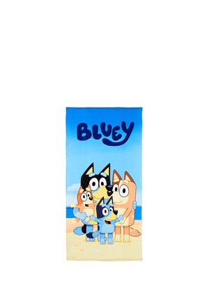 Bluey Cartoon-Handtuch mit vier Hunden, die sich an einem sandigen Strand mit blauem Himmel und Ozean im Hintergrund umarmen.