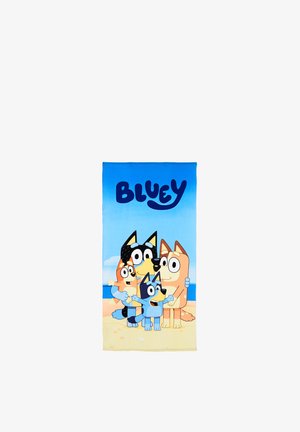 Toalla de dibujos animados de Bluey que muestra cuatro perros abrazándose en una playa de arena con cielo azul y fondo de océano.