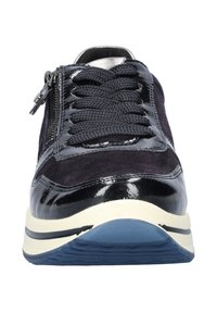 Sneaker noire en combinaison de matériaux laqués brillants et de suède texturé, avec des lacets et une fermeture éclair sur le côté. Semelle épaisse blanche avec des accents bleus.