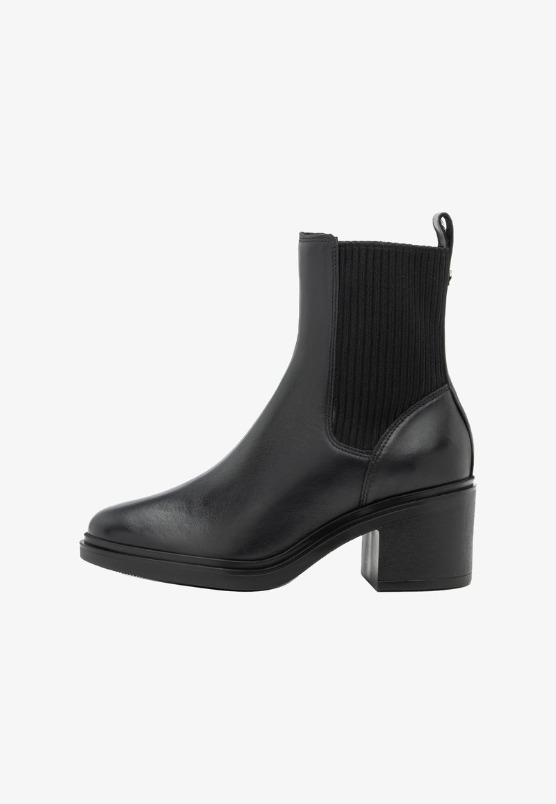 Czarny skórzany botek za kostkę z żeberkowym elastycznym panelem bocznym, uchwytem z tyłu, zaokrąglonym czubkiem i obcasem w kształcie bloku.