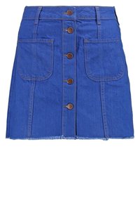Modrá denimová minisukně s předním zapínáním na knoflíky, dvěma velkými předními záplatovými kapsami, poutky na opasek a roztrhaným lemem.