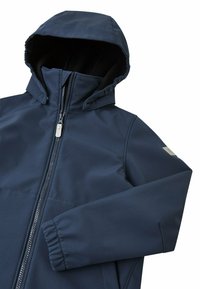 Marineblaue wasserdichte Jacke mit Kapuze, ausgestattet mit einem Frontreißverschluss und elastischen Bündchen. Einfaches, funktionales Design, das sich für den Outdoor-Einsatz eignet.