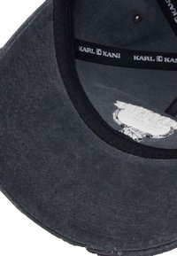 Szürke szövet vödrös kalap textúrált felülettel, fekete belső szalagon a "KARL KANI" logóval. Ívelt karima és koronafotok látható.
