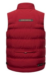 Chaleco acolchado rojo con un cuello alto, que presenta una etiqueta negra con la inscripción "STONE HARBOUR" y un bolsillo con cremallera en la parte posterior.