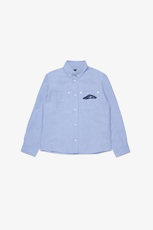 Chemise à boutons bleu clair en tissu tissé, avec deux poches poitrine et logo brodé bleu marine sur le côté gauche.