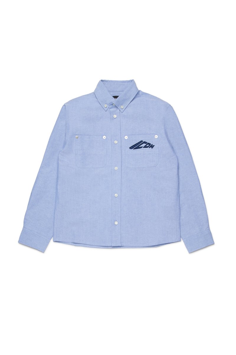 Camicia azzurra chiaro con bottoni, realizzata in tessuto intrecciato, con due tasche sul petto e logo ricamato blu navy sul lato sinistro.
