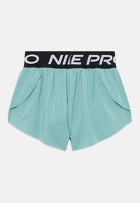 Lyseblå sportshorts med løs stof, der har en bred sort elastik med fed hvid "NIKE PRO" tekst.