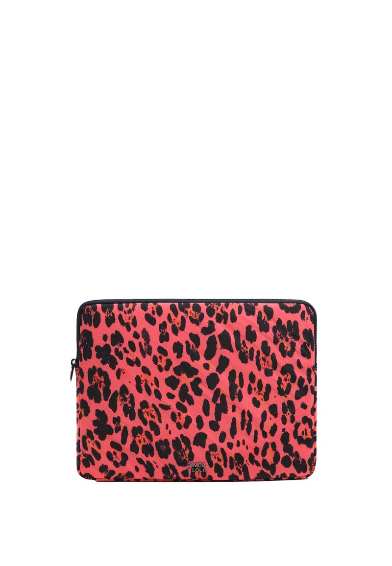 Bolsita de leopardo rosa con acentos negros, con cierre de cremallera y textura suave. Logotipo mostrado en la parte frontal inferior.