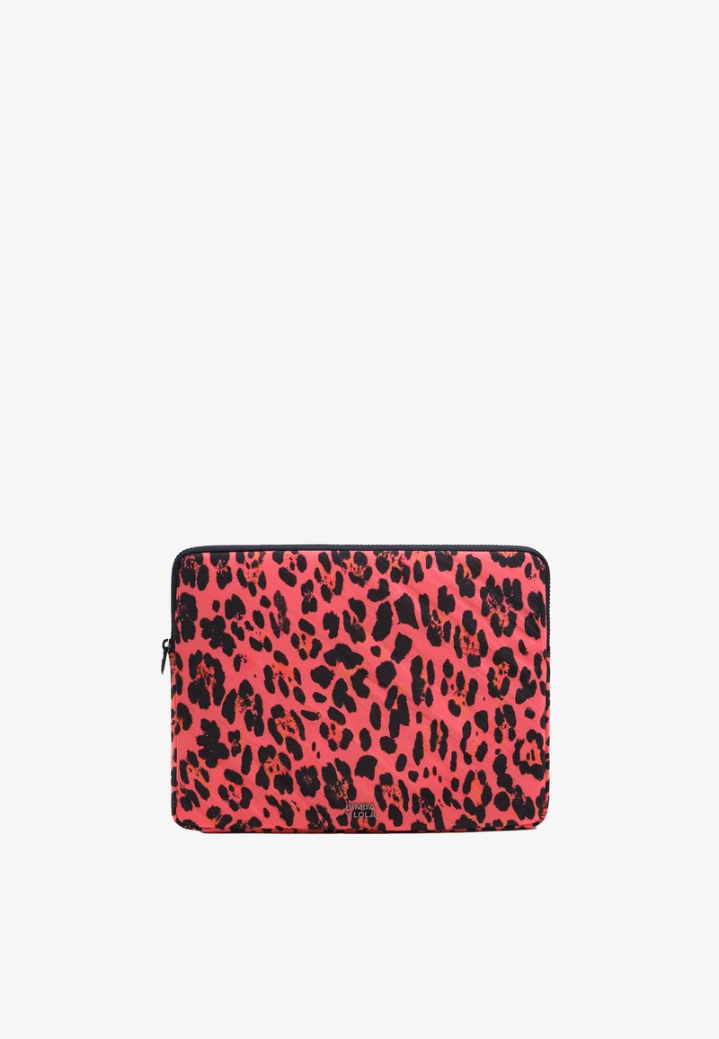 Bolsita de leopardo rosa con acentos negros, con cierre de cremallera y textura suave. Logotipo mostrado en la parte frontal inferior.