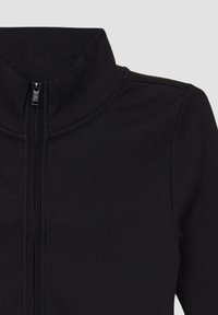 Schwarze, gerippte Zip-Jacke mit hohem Kragen und strukturierter Oberfläche. Verfügt über einen zentralen Reißverschluss, der vertikal auf der Vorderseite verläuft.