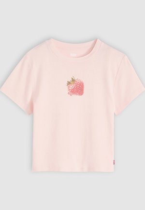 Ανοιχτό ροζ κοντομάνικο μπλουζάκι με κεντρικό γραφικό ενός κόκκινου φράουλου με πράσινα φύλλα.