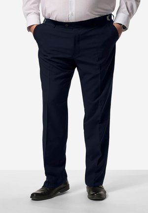 Pantaloni blu navy con una texture liscia, caratterizzati da un taglio classico, tasche laterali e chiusura frontale a bottoni. Indossati con scarpe nere.