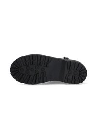 Semelle de chaussure noire avec un motif de crampons profond et robuste, conçu pour l'adhérence et la durabilité, vue par le dessous sur fond blanc.