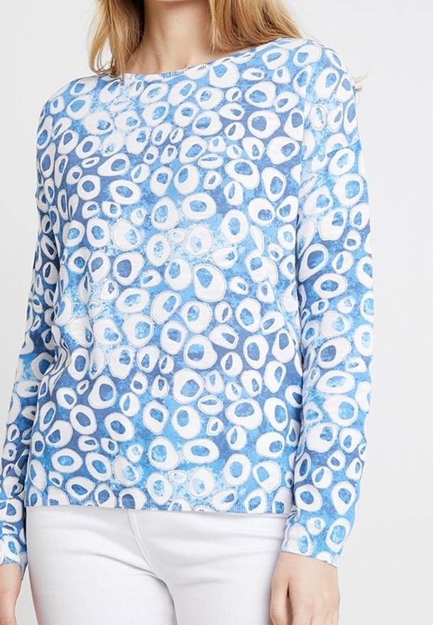 Blaues Langarmshirt mit einem kreisförmigen Muster in verschiedenen Blau- und Weißtönen, mit weichem Stoff und Rundhalsausschnitt.