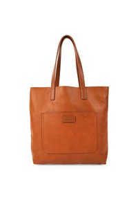 Bolso tote de cuero marrón con dos asas, superficie texturizada, bolsillo delantero y detalles en relieve del logo. Forma espaciosa y rectangular.