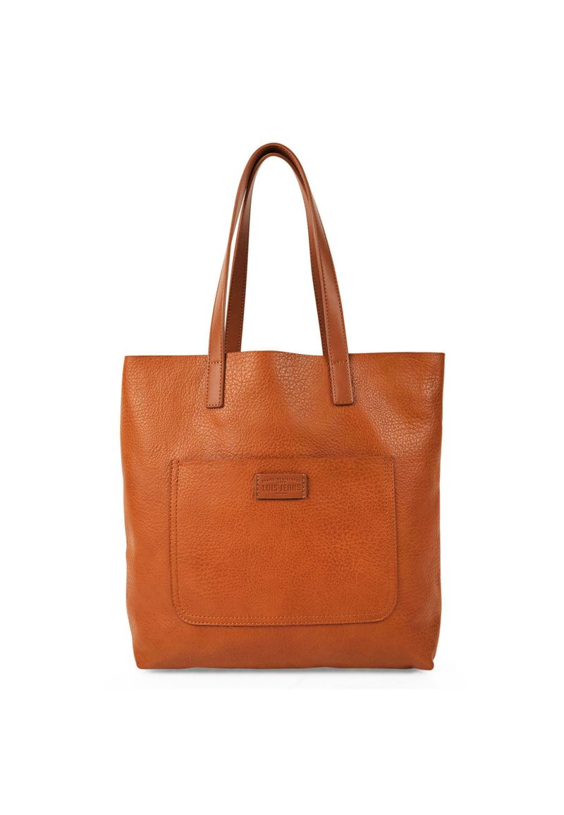 Bolso tote de cuero marrón con dos asas, superficie texturizada, bolsillo delantero y detalles en relieve del logo. Forma espaciosa y rectangular.