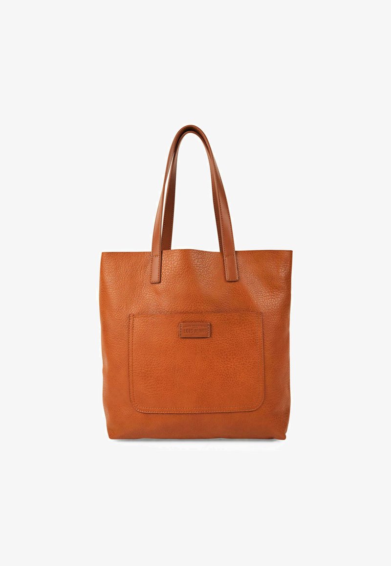 Bolso tote de cuero marrón con dos asas, superficie texturizada, bolsillo delantero y detalles en relieve del logo. Forma espaciosa y rectangular.