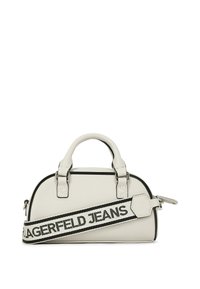 Borsa a mano in pelle bianca di forma rotonda, con doppi manici e una tracolla staccabile riportante la scritta "LAGERFELD JEANS" in nero. Accenti in metallo di colore argento.