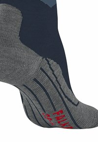 Calzini navy e grigi con pattern testurizzati e lettering rosso "FIL" sulla suola, che mostrano un design e una costruzione a maglia dettagliati.