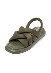 Sandalia verde con un diseño de tira gruesa y trenzada y respaldo acolchado. Suela plana con textura suave y caja de dedos redondeada.