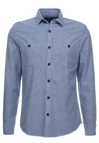 Camicia blu a maniche lunghe, in tessuto testurizzato, con due tasche sul petto, bottoni neri, colletto classico e orlo curvo.