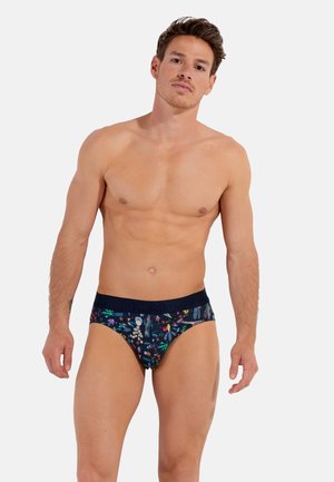 Herrenunterwäsche mit einem dunkelblauen elastischen Bund. Der gemusterte Stoff zeigt bunte Designs von Blättern und Federn auf einem marineblauen Hintergrund.