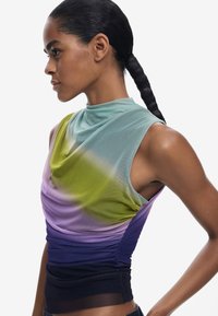 Ärmelloses Sportoberteil mit einem Farbverlauf von Grün, Lila und Marineblau. Hergestellt aus leichter, strukturiertem Stoff mit gerafften Details an der Taille.